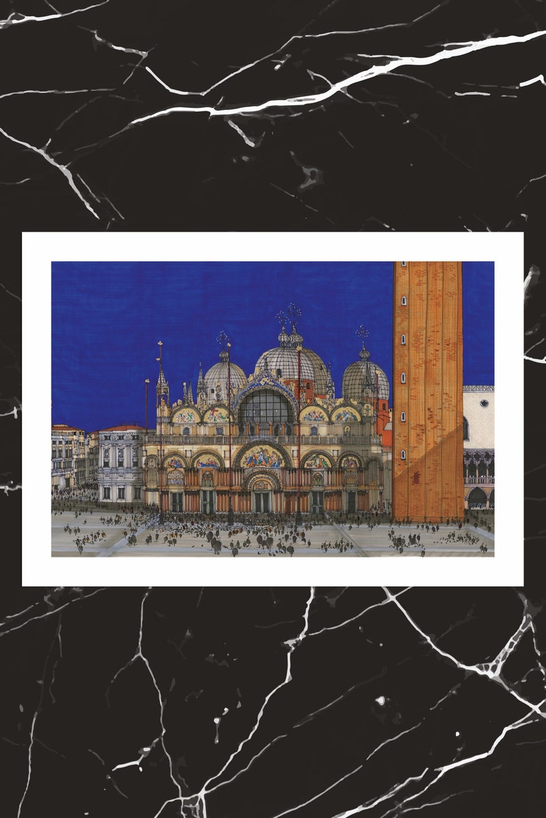 Puede incluir: Una impresi&oacute;n art&iacute;stica que representa la bas&iacute;lica de San Marcos en Venecia, Italia, con sus c&uacute;pulas y fachada ornamentadas. La obra presenta un cielo azul profundo y una plaza bulliciosa llena de gente. Se ve un alto campanario de ladrillo.