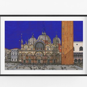 Puede incluir: Una impresi&oacute;n enmarcada de la bas&iacute;lica de San Marcos en Venecia, Italia, con un cielo azul profundo. La obra de arte representa las c&uacute;pulas de la bas&iacute;lica, su intrincada fachada y el campanario adyacente. La impresi&oacute;n est&aacute; en un marco negro.