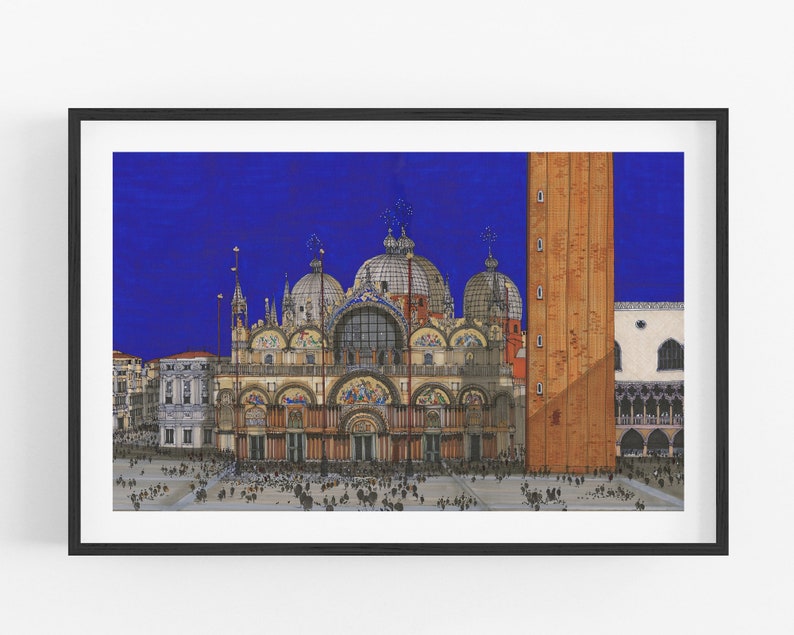 Puede incluir: Una impresi&oacute;n enmarcada de la bas&iacute;lica de San Marcos en Venecia, Italia, con un cielo azul profundo. La obra de arte representa las c&uacute;pulas de la bas&iacute;lica, su intrincada fachada y el campanario adyacente. La impresi&oacute;n est&aacute; en un marco negro.