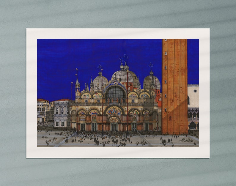 Puede incluir: Una impresi&oacute;n enmarcada que presenta una ilustraci&oacute;n detallada de la Bas&iacute;lica de San Marcos en Venecia, Italia, con sus c&uacute;pulas y fachada ornamentadas. La obra de arte incluye un alto campanario y un cielo azul vibrante, capturando la belleza arquitect&oacute;nica.