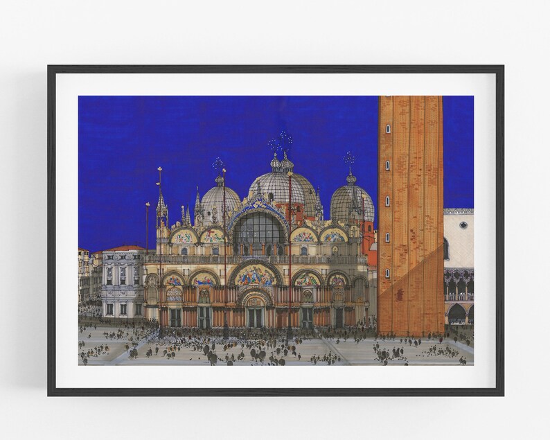 Puede incluir: Impresi&oacute;n art&iacute;stica enmarcada de la bas&iacute;lica de San Marcos en Venecia, Italia, con representaciones arquitect&oacute;nicas detalladas. La obra muestra las c&uacute;pulas, la fachada y el campanario de la bas&iacute;lica contra un cielo azul profundo, con una multitud de personas en primer plano.