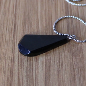 Colgante de piedra de azabache negro natural, collar de piedra negra de tono, colgante de mujer de piedra negra grande, joyería de piedra de azabache negro, piedra negra natural