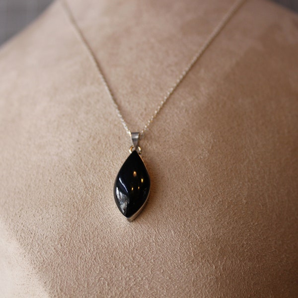 Véritable collier en pierre de jais noir avec chaîne en argent sterling vintage, collier gothique noir, pendentif en pierre noire, collier en pierre noire