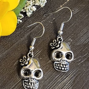 Skull Charm Earrings Dia De los Muertos Day of the Dead Silvertone & Goldtone Dangle Drop Earrings. 7 Choices! Lightweight! READY TO SHIP!