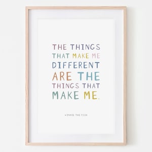 Może przedstawiać: Oprawiony wydruk z cytatem "THE THINGS THAT MAKE ME DIFFERENT ARE THE THINGS THAT MAKE ME." w kolorach. Cytat pochodzi od Kubusia Puchatka. Rama jest w jasnym kolorze drewna.