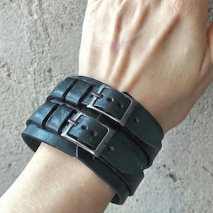 Minimalistyczny, gotycki skórzany mankiet, szeroka czarna bransoletka z klamrą, wielopasmowa, awangardowa biżuteria, cyberpunkowa opaska na nadgarstek, prezent dla niej w stylu czarownicy