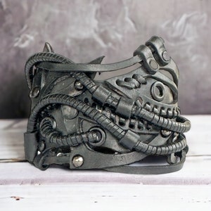 Schwarzes Gothic Manschettenlederarmband, Breites schwarzes echtes Lederarmband, Cosplay Steampunk Unisex Manschettenarmband, Breites urbanes Lederarmband