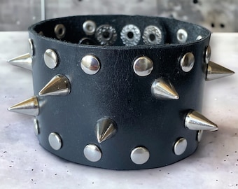 LEATHER STUD BRACELET MINI STEEL BLUE LEATHER STUD BRACELET MINI STEEL BLUE