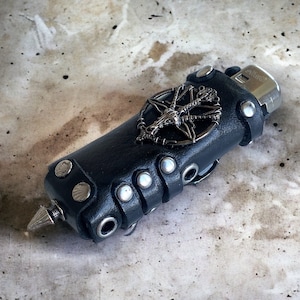 Zwarte pentagram geit hoofdaansteker, handgemaakte steampunk leren aanstekerhouder, herbruikbaar lederen gothic aanstekerzakje, uniek cadeau voor roker
