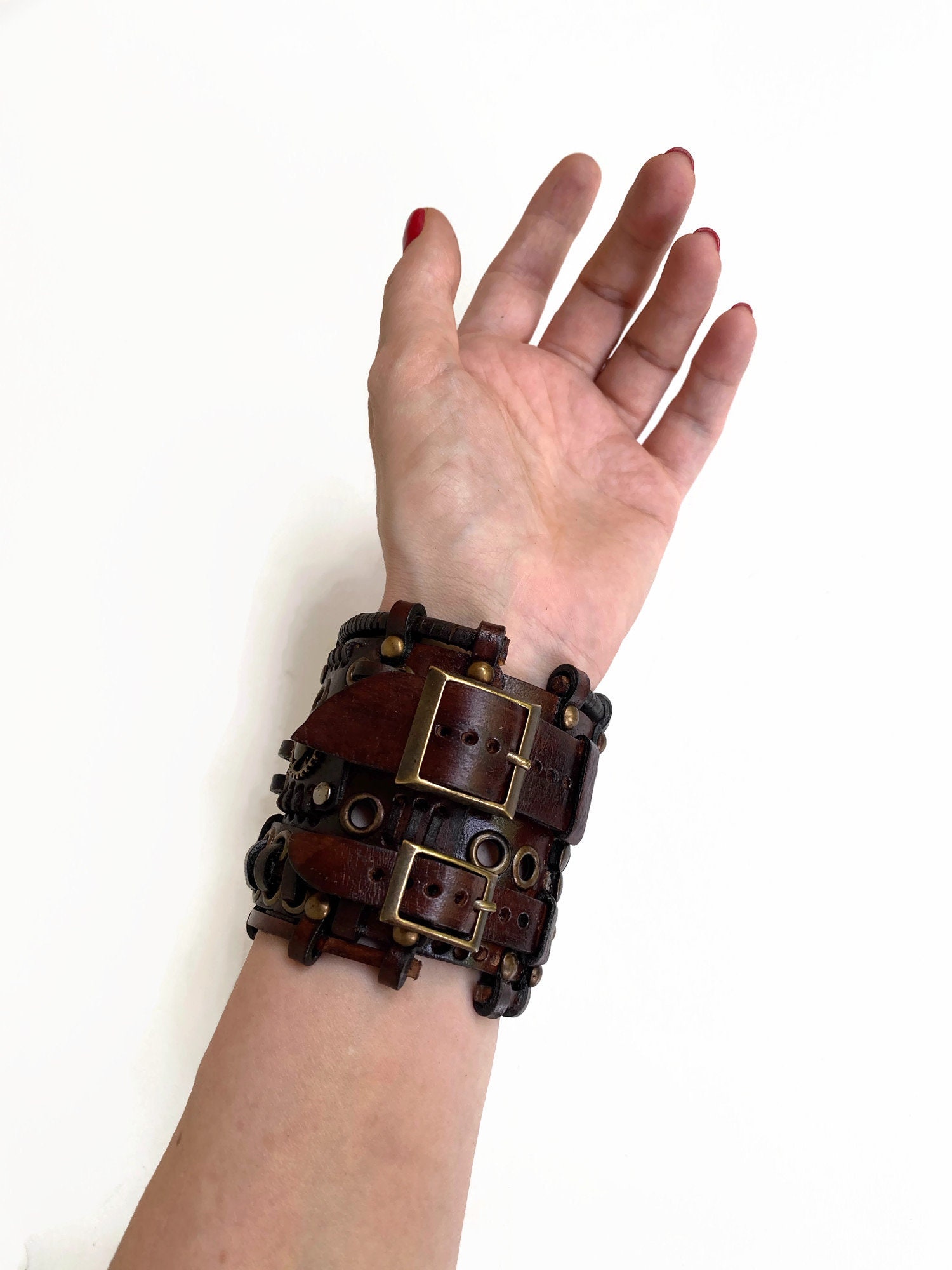 Bracciale in pelle marrone steampunk, bracciale in pelle avvolgente da uomo a forma di chitarra, bracciale largo in vera pelle in stile rock, regalo di gioielli da motociclista da uomo
