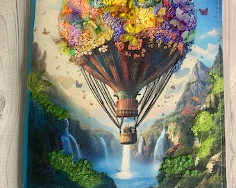 Handgemaakt dagboek met ballon en 3D-vlinders op de omslag.