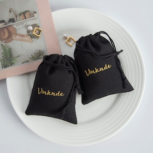 50 pcs sacs en coton noir avec logo imprimé pochettes à cordon de serrage sacs d'emballage de bijoux personnalisés sacs de faveur de mariage chic pochette à bijoux en gros