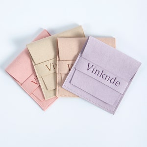 100 stks microvezel envelop zakjes sieraden pakket met custom logo voor ring Broche tassen gepersonaliseerde reliëf logo print bulk