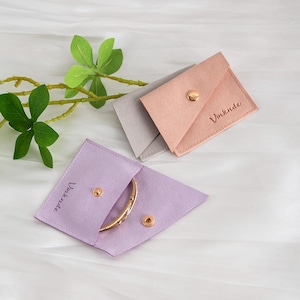 Novo estilo 50 peças bolsa de joias de microfibra personalizada com botão bolsa de joias logotipo em relevo personalizado embalagem de anel e colar