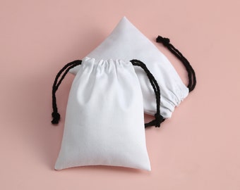50pcs pochettes à cordon blanc sacs en coton blanc personnalisés petits sacs d'emballage de produits pochettes sacs de faveur de mariage Chic