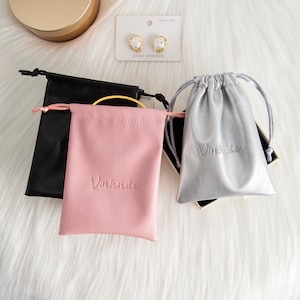 50 STÜCKE Benutzerdefiniertes Logo Weiche PU-Leder Kordelzug Kleine String Beutel Schmuck Tasche Geschenk Taschen für Schmuck Verpackung Massen Hochzeit Gefälligkeiten
