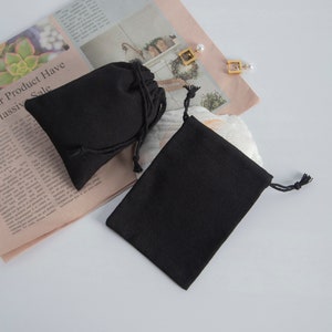 50 peças bolsa de algodão preto sacos com cordão pacote de joias saco de lembrancinhas de presente pacote sacos de poeira frete grátis