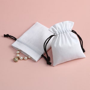 50 stücke Weiß Baumwolle Schmuck Verpackung Beutel Kleine Geschenk Tasche für Weihnachten Hochzeit Gunsten Taschen Halskette Taschen Ohrring Tasche mit Schwarz Seil