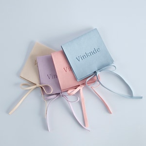 Bolsa de embalaje de joyería personalizada, bolsas de sobre con logotipo personalizado con solapa, bolsa de anillo de microfibra con logotipo en relieve, bolsas multicolores, 50 Uds.