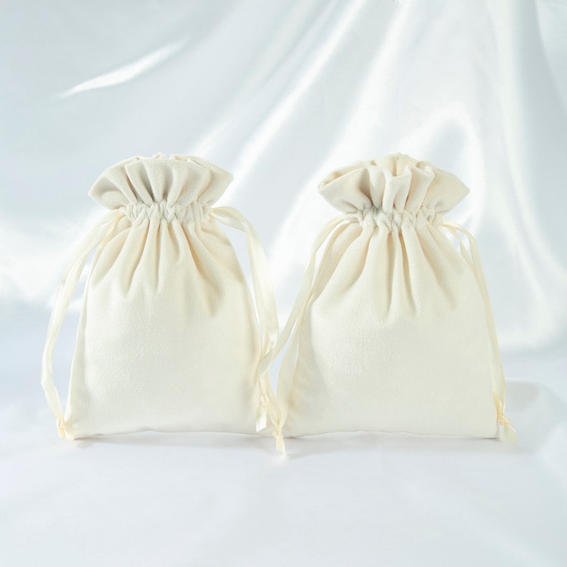 50 unidades de bolsa de veludo macio com cordão: bolsa de embalagem de joias chique Bege