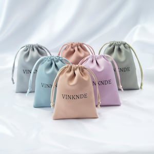 50 pcs sacs en satin de soie logo personnalisé imprimé sacs à poussière avec cordon de serrage personnalisé sacs d'emballage pochettes petits sacs de faveur de mariage emballage de produit