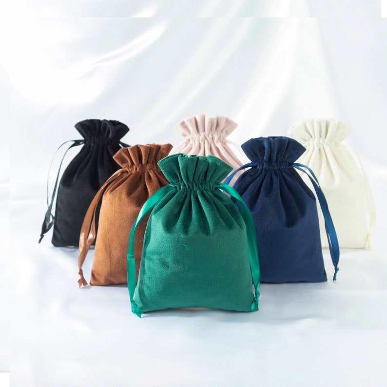 Pode incluir: Conjunto de seis sacos de cord&atilde;o de diferentes cores, incluindo preto, castanho, rosa, verde, azul e branco. Os sacos s&atilde;o feitos de tecido macio e t&ecirc;m um topo franzido com fecho de cord&atilde;o.
