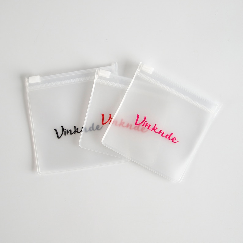 Puede incluir: Tres bolsas de pl&aacute;stico transparentes con cierre de cremallera con la palabra "Vinknde" impresa en cada bolsa en diferentes colores: negro, rojo y rosa.