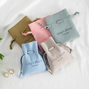 50 Stück personalisierte Logo Mikrofaser Umschlag Beutel Schmuck Taschen für die Reise Schmuck Verpackung Halskette Taschen Massen Chic Hochzeit Gunsten Taschen