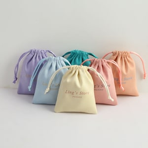 100 stks Gepersonaliseerde Logo Sieraden Verpakking Tas Flanellen tas Print Tassen met trekkoord Custom zakjes Chique bruiloft bedankzakjes Roze sieradentassen