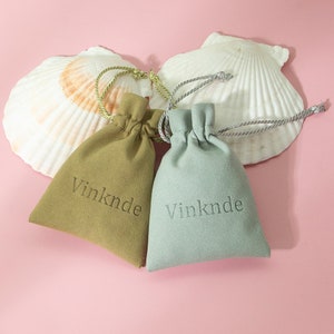 Sacchetti con coulisse da 100 pezzi Logo personalizzato Chic Piccoli sacchetti per bomboniere verdi in microfibra Collana con orecchino Sacchetti per imballaggio di gioielli