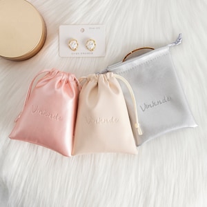 100PCS Logotipo personalizado Couro PU macio Sacola com cordão Pequena bolsa de cordão Bolsa de joias Sacolas de presente para embalagem de joias Lembrancinhas de casamento a granel