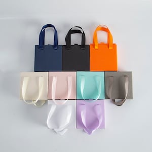 100 piezas Caja de papel de varios colores Cajón de joyería Caja de cartón Tote de cinta con collar de esponja Pendientes Anillo Caja de embalaje de joyería Venta a granel