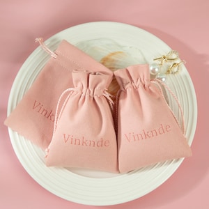50 peças de bolsa de microfibra personalizada com cordão para embalagem de joias, logotipo personalizado, bolsas chiques para lembrancinhas de casamento, colares e brincos