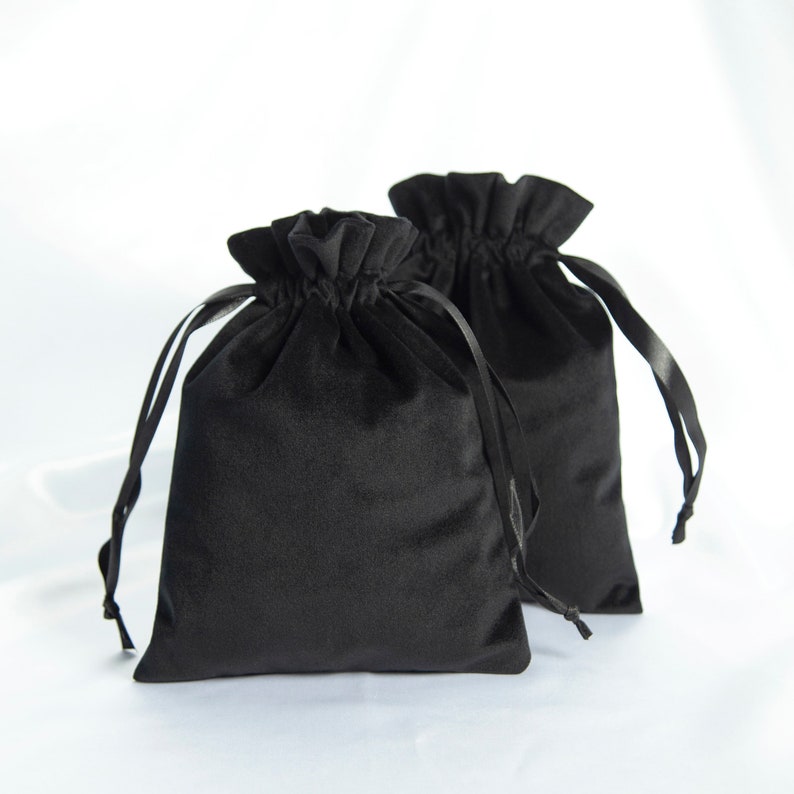 Pode incluir: Duas bolsas de cord&atilde;o de veludo preto com la&ccedil;os de fita de cetim preto.