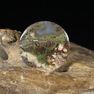 Puede incluir: Un juego de tres tazas de cerámica con un acabado mate moteado. Las tazas son de color crema, gris claro y gris oscuro. Cada taza tiene un diseño simple y moderno y un asa redondeada. Para café o té.