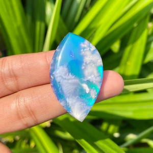 Cabujón doblete de ágata plumosa con diseño de cielo aurora: una piedra preciosa única para diseñadores de joyas.