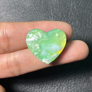 Aurora Sky Plume Agate Heart Cabochon – Doublet, gevederde insluitsels