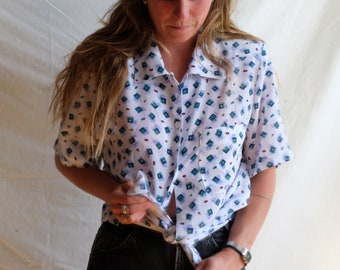 Vintage weißes, blaues und gelbes Kurzarmshirt - Retro 90er Jahre Surf Style Bluse - Geometrisches Muster - Button Up Shirt