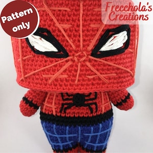Può includere: Un giocattolo amigurumi all'uncinetto di Spider-Man in rosso e blu con dettagli neri. Il giocattolo ha una testa grande con occhi bianchi e un motivo a ragnatela. Il testo "Frecchola's Creations" è visibile nell'angolo in alto a destra dell'immagine. Il testo "Pattern only" è visibile nell'angolo in alto a sinistra dell'immagine.