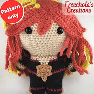Può includere: Bambola all'uncinetto con capelli rossi e occhi neri. La bambola ha un viso color crema e indossa un abito nero con dettagli rossi e marroni. La bambola ha un ornamento a forma di stella sul petto. L'immagine include il testo "Pattern only" e "Frecchola's Creations".
