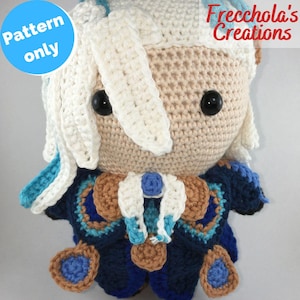 Puede incluir: Muñeca de ganchillo hecha a mano con una combinación de colores blanco y azul. La muñeca tiene grandes ojos negros y un atuendo detallado con detalles en azul, marrón y blanco. El texto "Pattern only" está en un círculo azul y "Frecchola's Creations" en rojo.