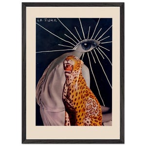 Könnte beinhalten: Gerahmter Kunstdruck mit einer Collage aus einem brüllenden Leoparden, einem Auge und strahlenförmigen Linien vor dunklem Hintergrund. Der Text "LA FIERA" steht oben. Der Leopard hat ein geflecktes Muster in Braun- und Orangetönen.