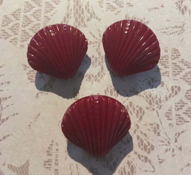 Vintage Burgundy Glass Shell Buttons 21mm.