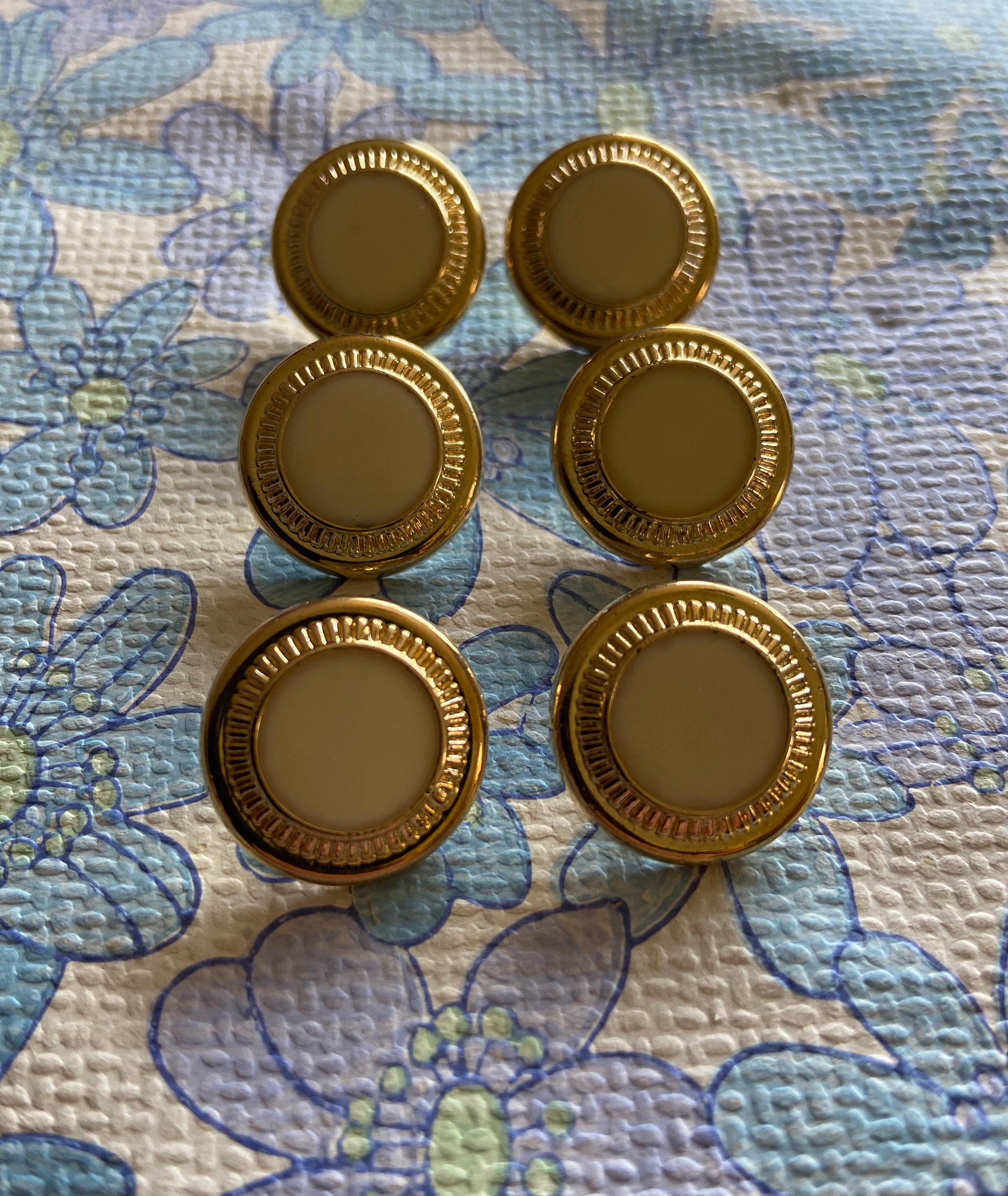 6 Boutons Dorés - Neufs - Mercerie