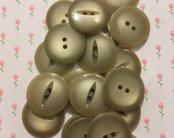 10 x Vintage Light Gold Fish Eye Buttons. 22mm.