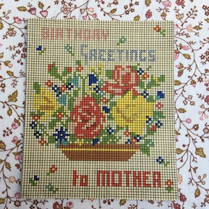 Originele vintage verjaardagswenskaart voor moeder en moderne envelop.