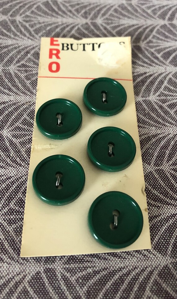 Beutron Off White 15mm Buttons on Original Card Beutron Off White 15mm Buttons on Original Card