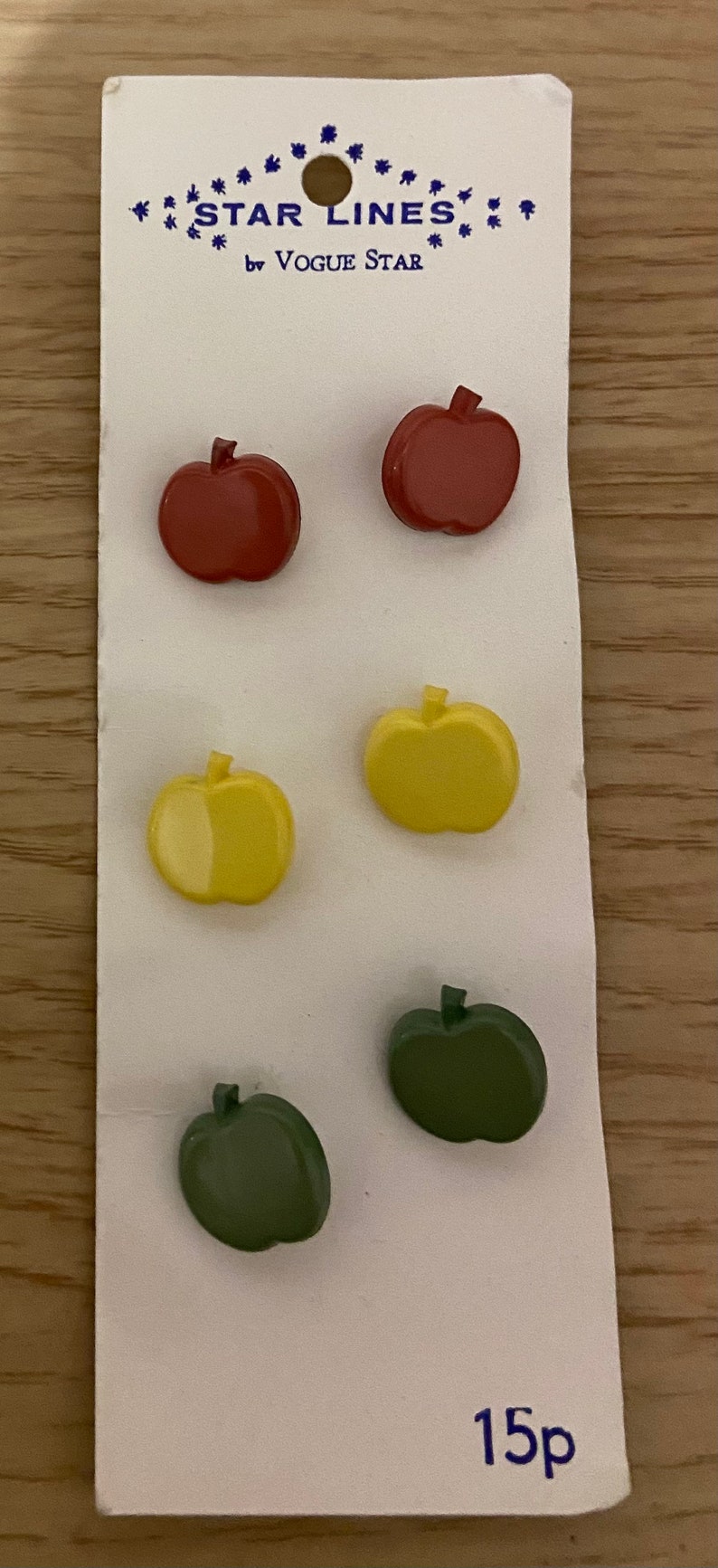 6 x vintage Nouveaux boutons de pomme colorés Vogue Star Carded. 13mm. image 2
