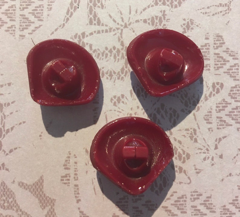 Vintage Burgundy Glass Shell Buttons 21mm.
