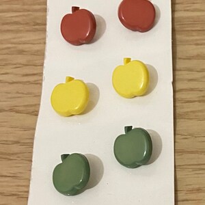 6 x vintage Nouveaux boutons de pomme colorés Vogue Star Carded. 13mm. image 1